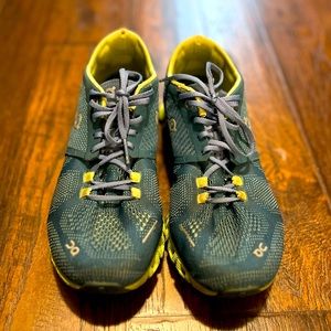 Womens On Cloud shoes 7.5